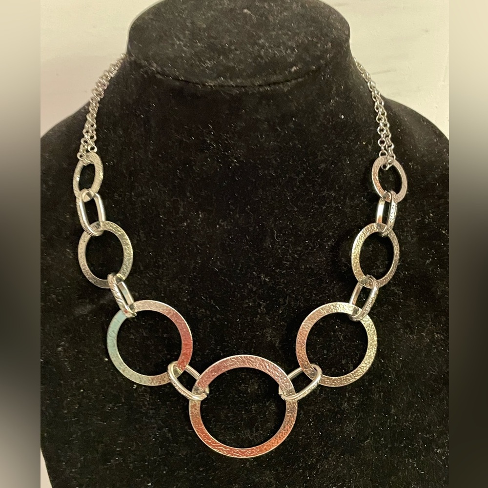 20” hammered silver tone geometric circles necklace with lobster clasp